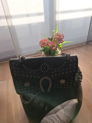 Bolso Negro con Detalles Plateados