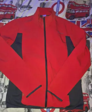 Forro polar Decathoon stratermic negro y rojo