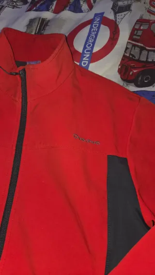 Forro polar Decathoon stratermic negro y rojo