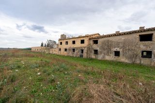 Finca rústica con construcciones agrícolas