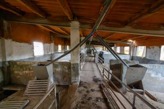 Finca rústica con construcciones agrícolas