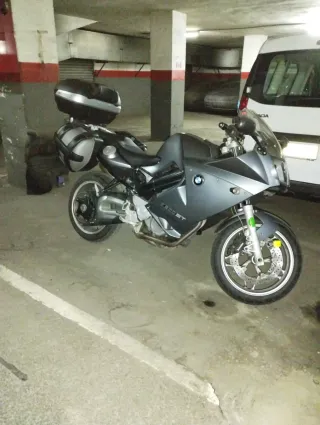 BMW F800ST 2006 con maletas. Ruedas nuevas.