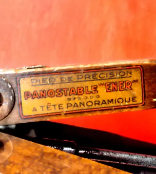 Trípode antiguo de madera