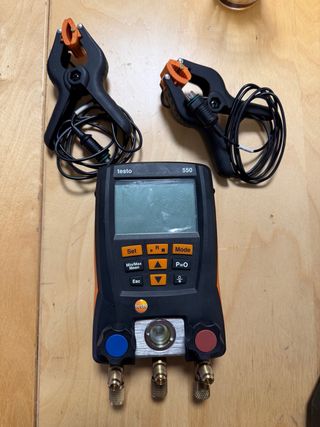Manómetro Testo 550 con pinzas