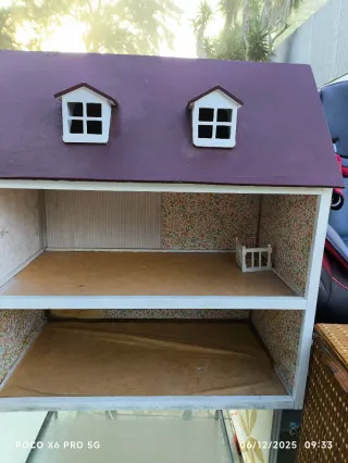 Casa de muñecas de madera artesanal