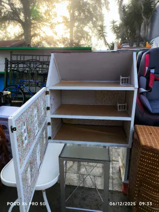 Casa de muñecas de madera artesanal