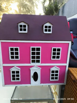 Casa de muñecas de madera artesanal