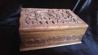 Caja de madera de nogal tallada.