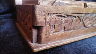 Caja de madera de nogal tallada.