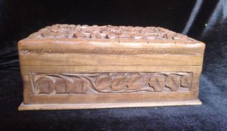 Caja de madera de nogal tallada.