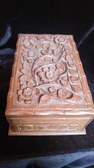 Caja de madera de nogal tallada.