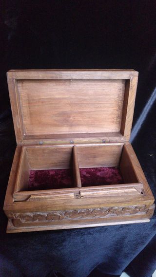 Caja de madera de nogal tallada.