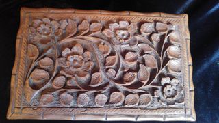 Caja de madera de nogal tallada.