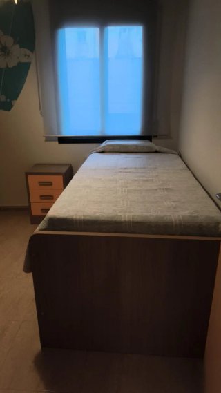 En BARCELONA, habitación juvenil completa.