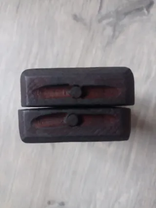 Caja tallada madera antigua para piedra de afilar