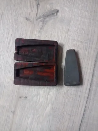 Caja tallada madera antigua para piedra de afilar