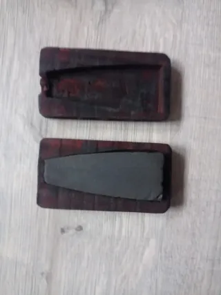 Caja tallada madera antigua para piedra de afilar