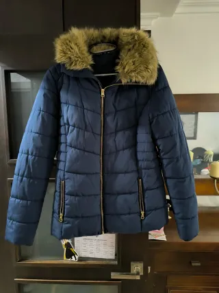 Chaqueta azul marino con capucha