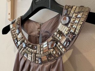 Vestido fiesta beige y plateado