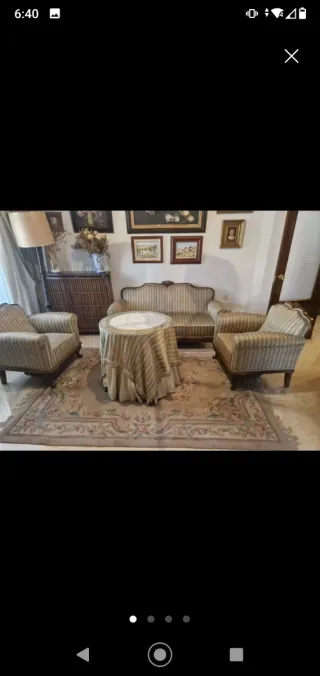 Tresillo y , de regalo la mesita.