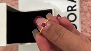 Anillo Corazón Dorado con Piedra Roja