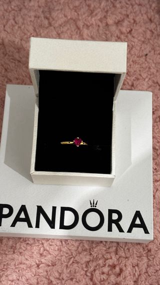 Anillo Corazón Dorado con Piedra Roja