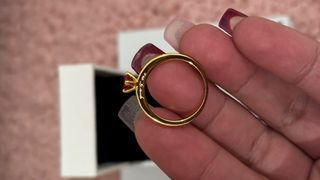 Anillo Corazón Dorado con Piedra Roja