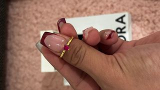 Anillo Corazón Dorado con Piedra Roja