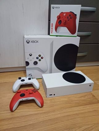 Xbox Series S + 2 mandos (blanco y rojo)