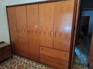 Armario de madera de cinco puertas