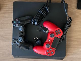 Play Station 4 (1TB) + 2 Joypad