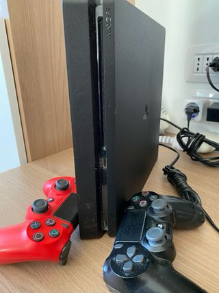 Play Station 4 (1TB) + 2 Joypad