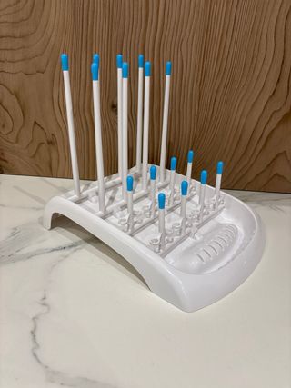 Escurrebiberones blanco y azul