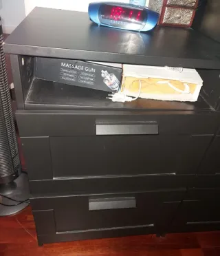 Conjunto de Cómoda negra con 4 cajones + 2 mesilla