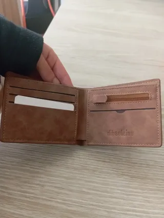 Monedero de piel con grabado