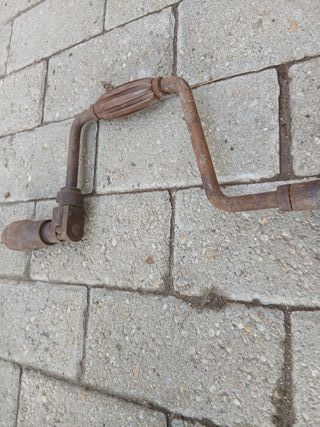 Trapano a manovella antico