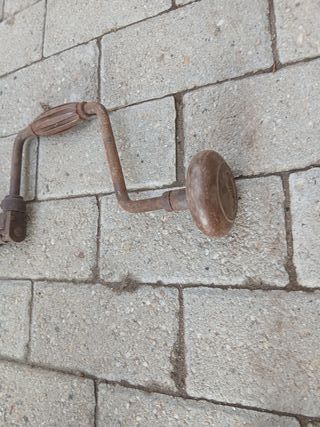 Trapano a manovella antico