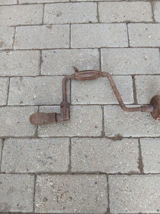 Trapano a manovella antico