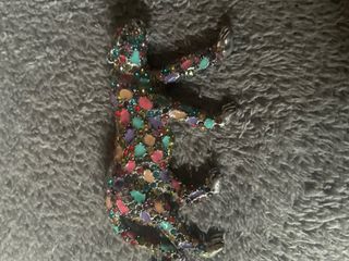 Broche de metal con piedras multicolor