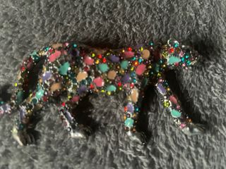 Broche de metal con piedras multicolor