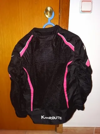 Chaqueta y pantalon de moto negra y rosa