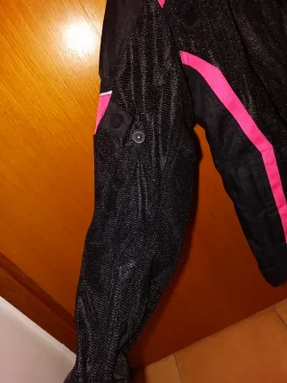 Chaqueta y pantalon de moto negra y rosa