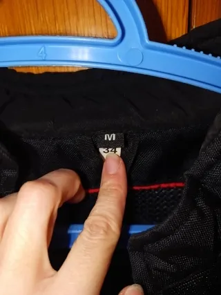 Chaqueta y pantalon de moto negra y rosa