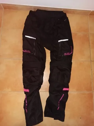Chaqueta y pantalon de moto negra y rosa