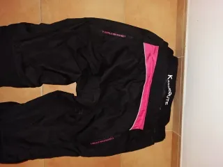 Chaqueta y pantalon de moto negra y rosa