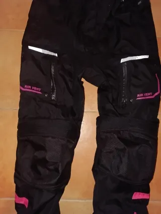 Chaqueta y pantalon de moto negra y rosa