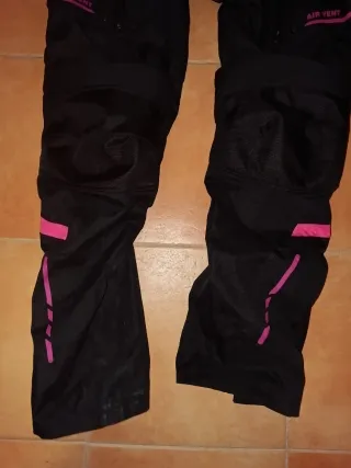 Chaqueta y pantalon de moto negra y rosa