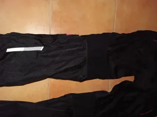 Chaqueta y pantalon de moto negra y rosa