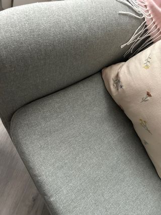 Sillón de tela verde claro