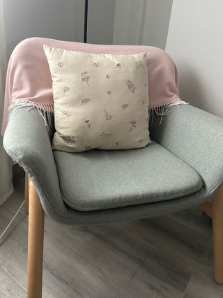 Sillón de tela verde claro